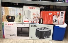 QUANTITY OF KITCHEN & APPLIANCES ITEMS TO INCLUDE TEFAL LOFT KO250140 KETTLE – 1.7L / BLACK, WHITE, PLASTIC, 3000 W: LOCATION - D