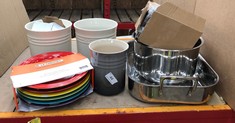 QUANTITY OF ASSORTED KITCHEN ITEMS TO INCLUDE LE CREUSET SET OF 6 CERAMIC SIDE PLATES - COLLECTION ONLY - LOCATION RIGHT RACK