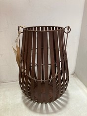 NKUKU POTHOS LANTERN IN RUST - MODEL NO. PO0102 TO INCLUDE NEELA MANGO WOOD LQMPSHADE IN NATRUAL - MODEL NO. NE0801 - RRP £185