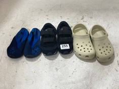 3 X ASSORTED KIDS SHOES TO INCLUDE HOT TUNA KIDS WATER SHOES SIZE KIDS 7 IN BLUE TO INCLUDE KIDS CROCS SIZE KIDS 9 IN CREAM