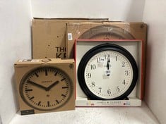 4 X ASSORTED JOHN LEWIS CLOCKS TO INCLUDE THOMAS KENT CLOCKS 20" MULBERRY WALL CLOCK IN SILVER CLOUD