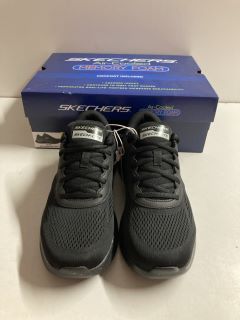 PAIR OF SKECHERS LITE TRAINERS IN BLACK - SIZE UK 7