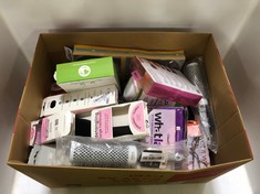 BOX OF ASSORTED BEAUTY ITEMS TO INCLUDE REAL TECHNIQUES EVERYDAY ESSENTIALS SET