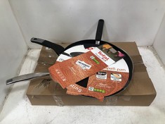 4 X ASSORTED COOKWARE ITEMS TO INCLUDE TEFAL 30CM CHAPATI PAN