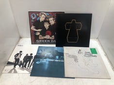 5 X ASSORTED VINYL RECORDS TO INCLUDE GREEN DAY GREATEST HITS ' GOD'S FAVORITE BAND ' VINYL ALBUM