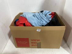 BOX OF ASSORETD ADULT CLOTHING TO INCLUDE JACK 7 JONES JOGGERS LIGHT BLUE SIZE XL