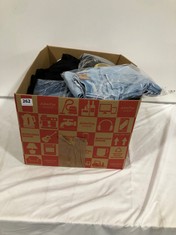 BOX OF ASSORTED ADULT CLOTHING TO INCLUDE PEPE JEANS SLIM MID WAIST NEWBROOKE DENIM JEANS SIZE 29/30