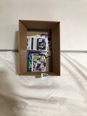 SMALL BOX OF ASSORTED AMERICAN FOOTBALL TRADING GAME CARDS TO INCLUDE ERIC KENDRICKS LINEBACKER