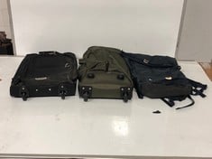 3 X ASSORTED TRAVEL BAGS TO INCLUDE FJALLRAVEN ROLL TOP BACKPACK NAVY