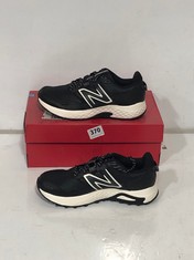 NEW BALANCE TRAINERS BLACK/WHITE SIZE 5.5