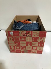 BOX OF ASSORTED ADULT CLOTHING TO INCLUDE AMERICAN EAGLE DENIM JEANS HI-RISE CROP FLARE BLUE SIZE 12R