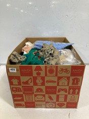 BOX OF ASSORTED KIDS CLOTHING TO INCLUDE F&F CARGO SHORTS KHAKI/BLACK SIZE 6-7YRS