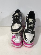 NIKE TRAINERS WHITE/BLACK/BLUE SIZE 6 TO INCLUDE NIKE TRAINERS WHITE/PINK SIZE 5.5