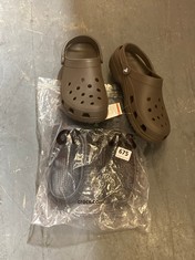 2 X ASSORTED CROCS CLOGS 1 X BAYA GRAPHITE SIZE M8/W9, 1 X CLASSIC BROWN SIZE M11/W12