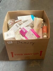 BOX OF ASSORTED BEAUTY PRODUCTS/ITEMS TO INCLUDE ELEMIS DYNAMIC RESURFACING FACIAL PADS