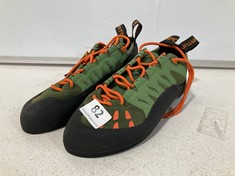 LA SPORTIVA TARANTULACE CLIMBING FOOTWEAR OLIVE/TIGER SIZE 9