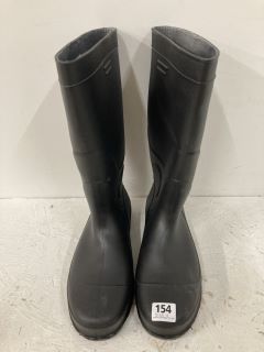 PAIR OF RAIN BOOTS SIZE:11