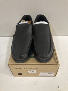 POD NYLE SLIP ON SHOES SIZE : 8