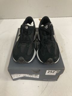 NEW BALANCE TRAINERS KIDS SIZE : 11