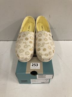 TOMS ALPARGATA SLIP ON SHOES SIZE : 7