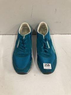 REEBOK TRAINERS SIZE : 8