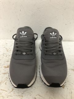 ADIDAS GREY TRAINERS SIZE : 7