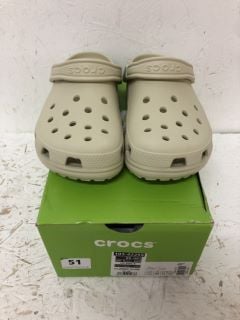 CROCS CLASSIC CLOGS SIZE : 6