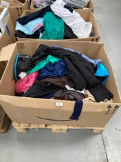 PALLET WITH A VARIETY OF MEN'S AND WOMEN'S CLOTHING IN DIFFERENT SIZES AND MODELS INCLUDING WHITE TROUSERS SIZE M.