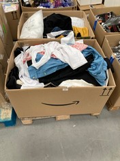 PALLET WITH A VARIETY OF MEN'S AND WOMEN'S CLOTHING IN DIFFERENT SIZES AND MODELS INCLUDING DENIM SHORTS SIZE 36.