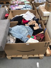 PALLET OF CLOTHES OF VARIOUS MODELS, BRANDS AND SIZES (TORN OR DIRTY).