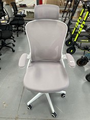 WHITE OFFICE CHAIR.