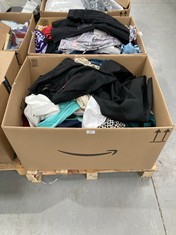 PALLET WITH A VARIETY OF CLOTHES IN DIFFERENT SIZES AND MODELS INCLUDING BLACK VELILLA WORK TROUSERS SIZE 42.