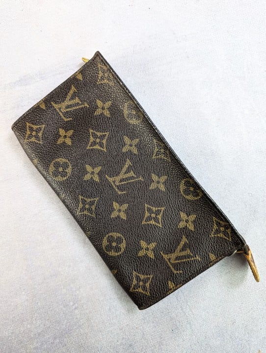 Louis Vuitton Monogram Bucket Gm Pouch Accessory Pouch Vintage, Dimensions 20x10.5x1.5cm(Approx) (VAT ONLY PAYABLE ON BUYERS PREMIUM)