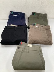 5 X DOCKERS GARMENTS VARIOUS SIZES AND MODELS INCLUDING GREEN SHORTS SIZE - 32 LOCATION 15A.