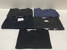 5 X CALVIN KLEIN CLOTHING ITEMS VARIOUS SIZES AND MODELS INCLUDING BLACK T-SHIRT SIZE - XL LOCATION 19A .