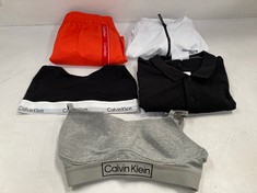 5 X CALVIN KLEIN CLOTHING ITEMS VARIOUS SIZES AND MODELS INCLUDING ORANGE SWIMMING COSTUME SIZE - 4XL LOCATION 27A.