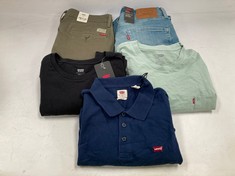 5 X LEVIS CLOTHING ITEMS VARIOUS MODELS AND SIZES INCLUDING GREENISH T-SHIRT SIZE XL - LOCATION 13A.