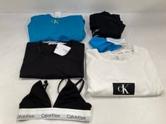 6 X CALVIN KLEIN CLOTHING ITEMS VARIOUS SIZES AND MODELS INCLUDING WHITE T-SHIRT SIZE - XL LOCATION 27A.