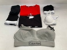 7 X CALVIN KLEIN CLOTHING ITEMS VARIOUS SIZES AND STYLES INCLUDING RED T-SHIRT SIZE - S LOCATION 27A.