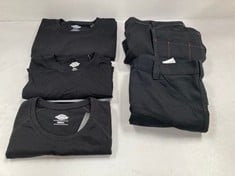 5 X DICKIES CLOTHING ITEMS VARIOUS SIZES AND MODELS INCLUDING BLACK T-SHIRT SIZE - M LOCATION 31A.