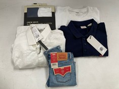 5 X LEVIS BRAND CLOTHING VARIOUS MODELS AND SIZES INCLUDING BLUE POLO SHIRT SIZE L - LOCATION 17A.