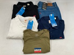 5 X LEVIS BRAND CLOTHING VARIOUS MODELS AND SIZES INCLUDING GREEN T-SHIRT SIZE M- LOCATION 17A.