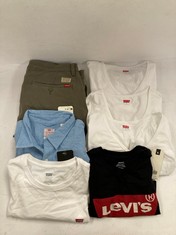 7 X LEVIS BRAND CLOTHES VARIOUS MODELS AND SIZES INCLUDING WHITE T-SHIRT SIZE L- LOCATION 17A.