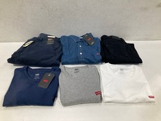 6 X LEVI'S CLOTHING VARIOUS SIZES AND MODELS INCLUDING GREY T-SHIRT SIZE XS - LOCATION 16A.