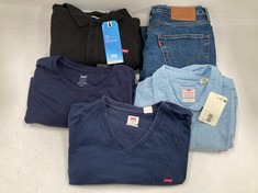 5 X LEVIS GARMENTS VARIOUS MODELS AND SIZES INCLUDING NAVY BLUE T-SHIRT SIZE XL- LOCATION 21A.