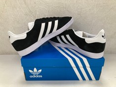 ADIDAS GAZELLE BLACK TRAINERS SIZE 44 - LOCATION 4A.