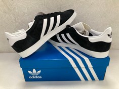 ADIDAS GAZELLE BLACK TRAINER SIZE 45 1/3 - LOCATION 4A.