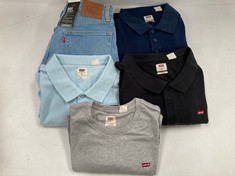 5 X LEVIS GARMENTS VARIOUS MODELS AND SIZES INCLUDING BLUE POLO SHIRT SIZE XL -LOCATION 21A.