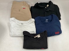 5 X LEVIS GARMENTS VARIOUS MODELS AND SIZES INCLUDING BLACK T-SHIRT SIZE L- LOCATION 25A.