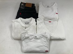 5 X LEVIS GARMENTS VARIOUS MODELS AND SIZES INCLUDING WHITE T-SHIRT SIZE L- LOCATION 29A.